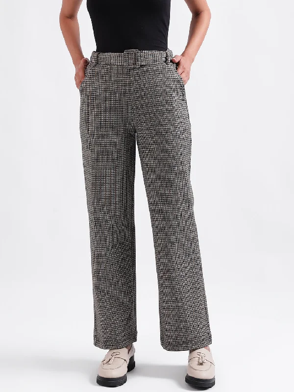 Elle Women Black Checked Fit and Flare Trouser